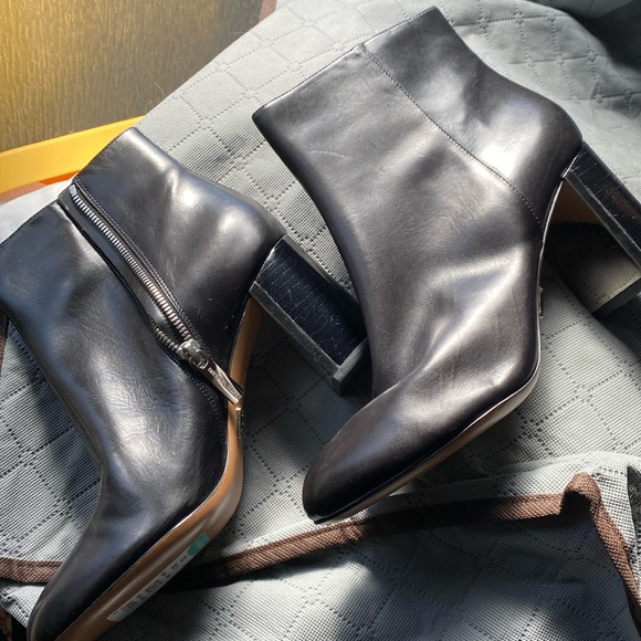 MICHAEL KORS black leather booties with shiny inside heel detail. 8 - Picture 1 of 5